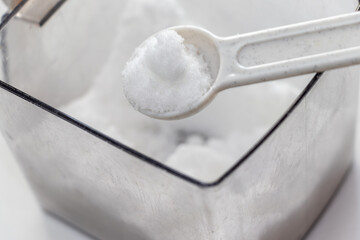 小さじで白砂糖をすくう