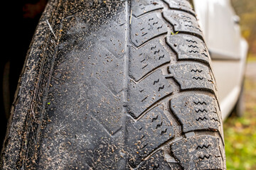 abgefahrenes Reifenprofil bis auf das Drahtgewebe