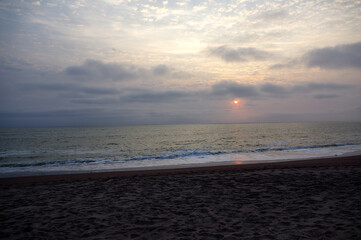 coucher de soleil moutonneux sur l'océan atlantique a Swakopmund, Namibie