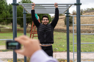 Obraz premium Happy man active and managing his type 1 diabetes, checking his insulin pump during a workout in a public park