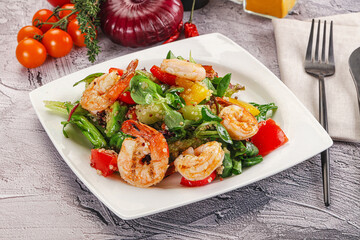 Salad with prawn and quinoa