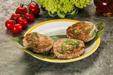Roasted tuna medallion with broccoli