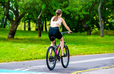 Naklejka premium Cyclist ride on the bike path in the city Park 
