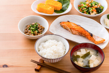 日本の朝食のイメージ