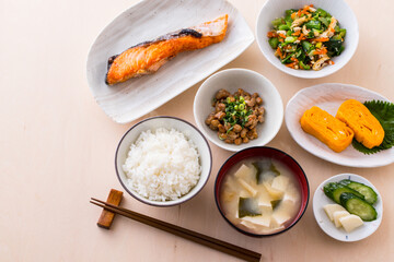 日本の朝食のイメージ