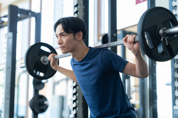 スポーツジムでトレーニングをする若者　撮影協力:スポーツクラブ&サウナスパ ルネサンス幕張24