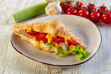 Croissant with tuna, tomato and salad