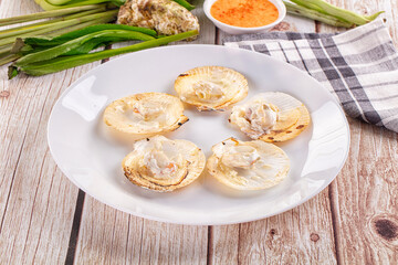 Grilled scallops with cream cheese