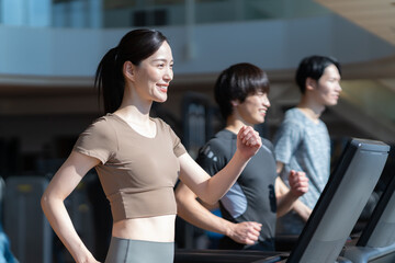 スポーツジムでトレーニングをする若者　撮影協力:スポーツクラブ&サウナスパ ルネサンス幕張24