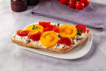 Bread with cream cheese and tomato