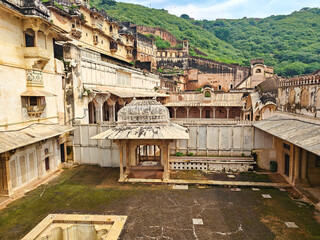 Bundi Fort (Taragarh Fort) in Rajasthan, India is a 14th-century hilltop fortress with palaces, frescoes, and sweeping views, reflecting Rajput architecture and heritage.