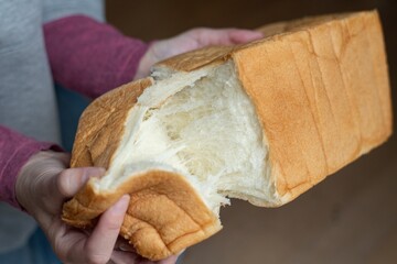 柔らかい食パンを持っている人