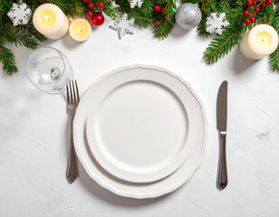 Mesa para cena de navidad o fin de año con plato, cubiertos y adornos navideños, para felicitacion o tarjeta navideña