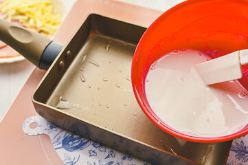 フライパンにラップサンドの生地を流す