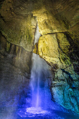 岩手 滝観洞（ろうかんどう）の天の岩戸の滝