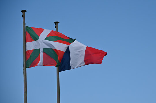 Les drapeaux basque et fran&ccedil;ais qui flottent dans le vent