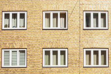 Obraz premium Fenster an einem Wohngebäude aus hellen Backstein, Veddel, Hamburg, Deutschland