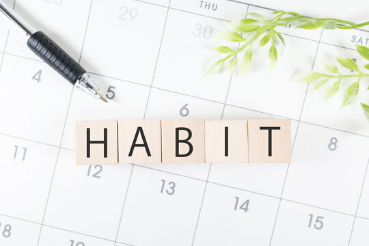 習慣化を示すカレンダーとHABITブロックのシンプル構図。