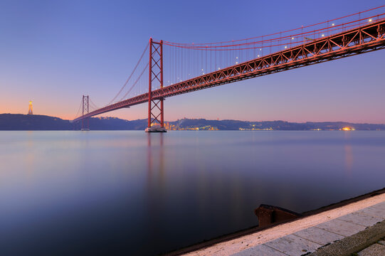 Pont 25 Avril Lisbonne au cr&eacute;puscule