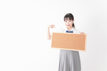 コルクボードを持つ学生