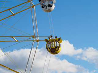 青空と観覧車　神戸王子動物園にて撮影