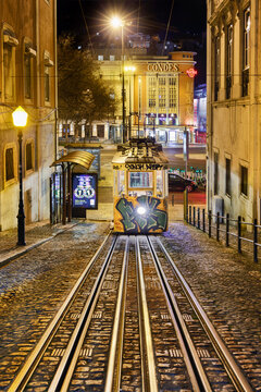 Descente du funiculaire de la Gl&oacute;ria vers Restauradores &ndash; &eacute;nergie nocturne et lumi&egrave;re urbaine