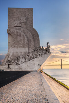 Padr&atilde;o dos Descobrimentos au soleil couchant &ndash; hommage monumental aux explorateurs portugais 