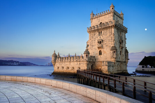 Tour de Bel&eacute;m au clair de lune &ndash; symbole de Lisbonne dans la lumi&egrave;re bleut&eacute;e du soir