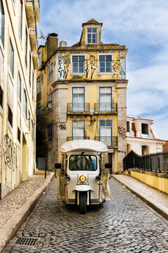 Tuk-tuk dans ruelle lisbo&egrave;te &ndash; charme authentique des pentes historiques