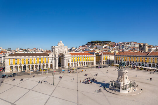 Pra&ccedil;a do Com&eacute;rcio et Arco da Rua Augusta &ndash; Panorama a&eacute;rien sur l&rsquo;esplanade embl&eacute;matique de Lisbonne et de la Statue equestre Joseph Ier