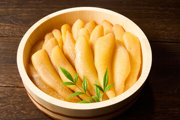 無漂白・無加工の数の子を木樽に盛り付けた日本の伝統食（木目背景）