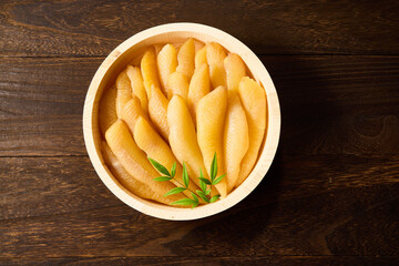 無漂白・無加工の数の子を木樽に盛り付けた日本の伝統食（木目背景）