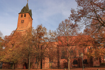 Imposante Backsteinkirche St. Nikolai in Gardelegen, seit dem Krieg nur zum Teil wieder aufgebaut