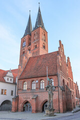 Hanseatisches Erbe in Stendal; Rathaus und St. Marien am Marktplatz mit Roland