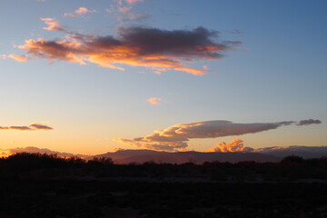 Abendstimmung in den Dünen von Cabo de Gata mit Bergen im Hintergrund in der Provinz von Almería in Andalusien, Spanien