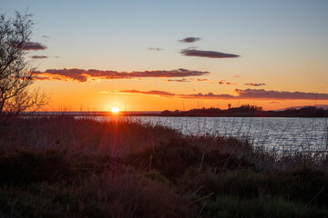 Obraz premium Sonnenuntergang an der Lagune Rambla de Morales in Cabo de Gata in der Provinz Almería in Andalusien, Spanien