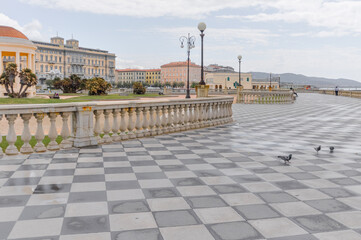 Promenade sur le front de mer de Livourne, Italie.