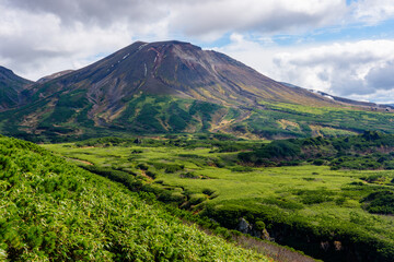 大雪山・旭岳を沼の平登山道から望む風景（北海道）