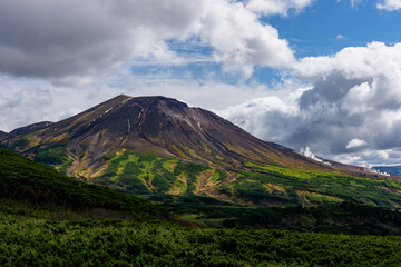 大雪山・旭岳を沼の平登山道から望む風景（北海道）