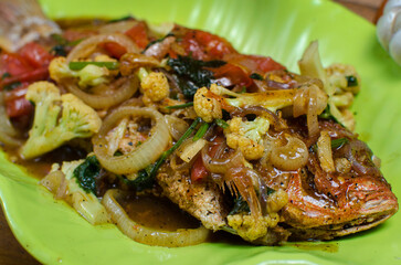 Whole Fish with Spicy Seasoning and Fresh Ingredients on Wooden Tray – Asian Traditional Seafood Dish, Authentic Home-Cooked Cuisine, Overhead Food Photography