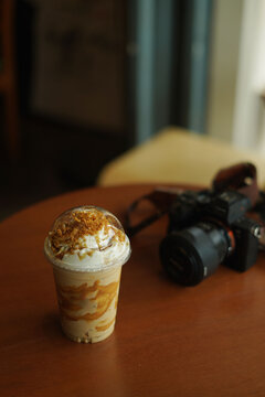 biscoff frape latte on the wood table