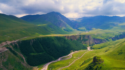 Obraz premium a drone flies over a mountain gorge in the Dzhily-su valley in the Caucasus