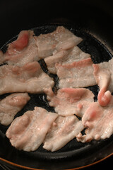 豚バラを炒める