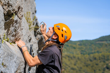 Hombre escalando en el Pirineo Catalán 