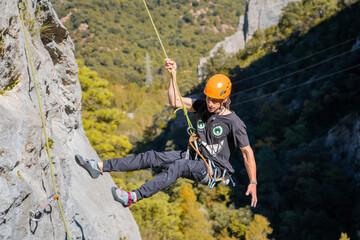 Obraz premium Hombre escalando en el Pirineo Catalán 
