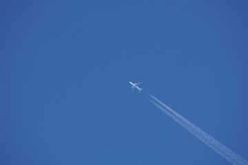 青空に伸びる一本の飛行機雲