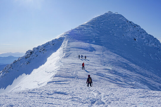 雪山 Images – Browse 97,498 Stock Photos, Vectors, and Video