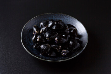 皿に盛られた大きなヤマトシジミ　黒背景