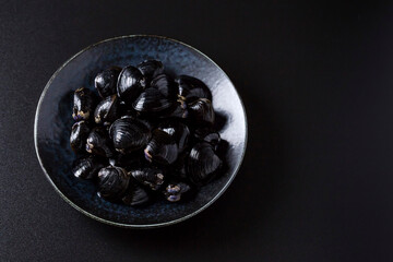 皿に盛られた大きなヤマトシジミ　黒背景