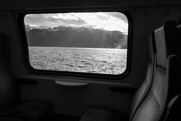Vue du lac L&eacute;man et des Alpes depuis la fen&ecirc;tre d&rsquo;un train